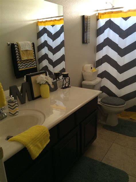 yellow wall decor for bathroom